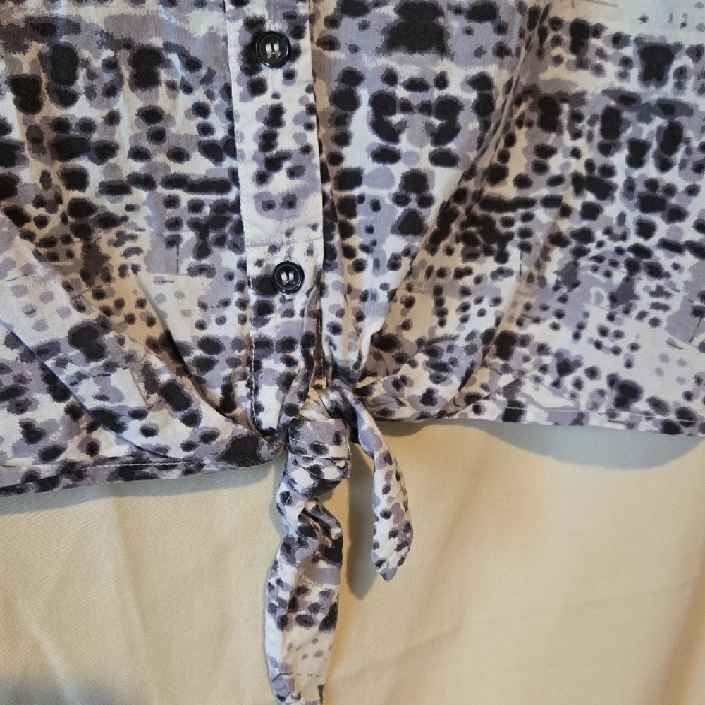 Hurley Black and White Sleeveless Tie-Front Shirt - Picture 4 of 7
